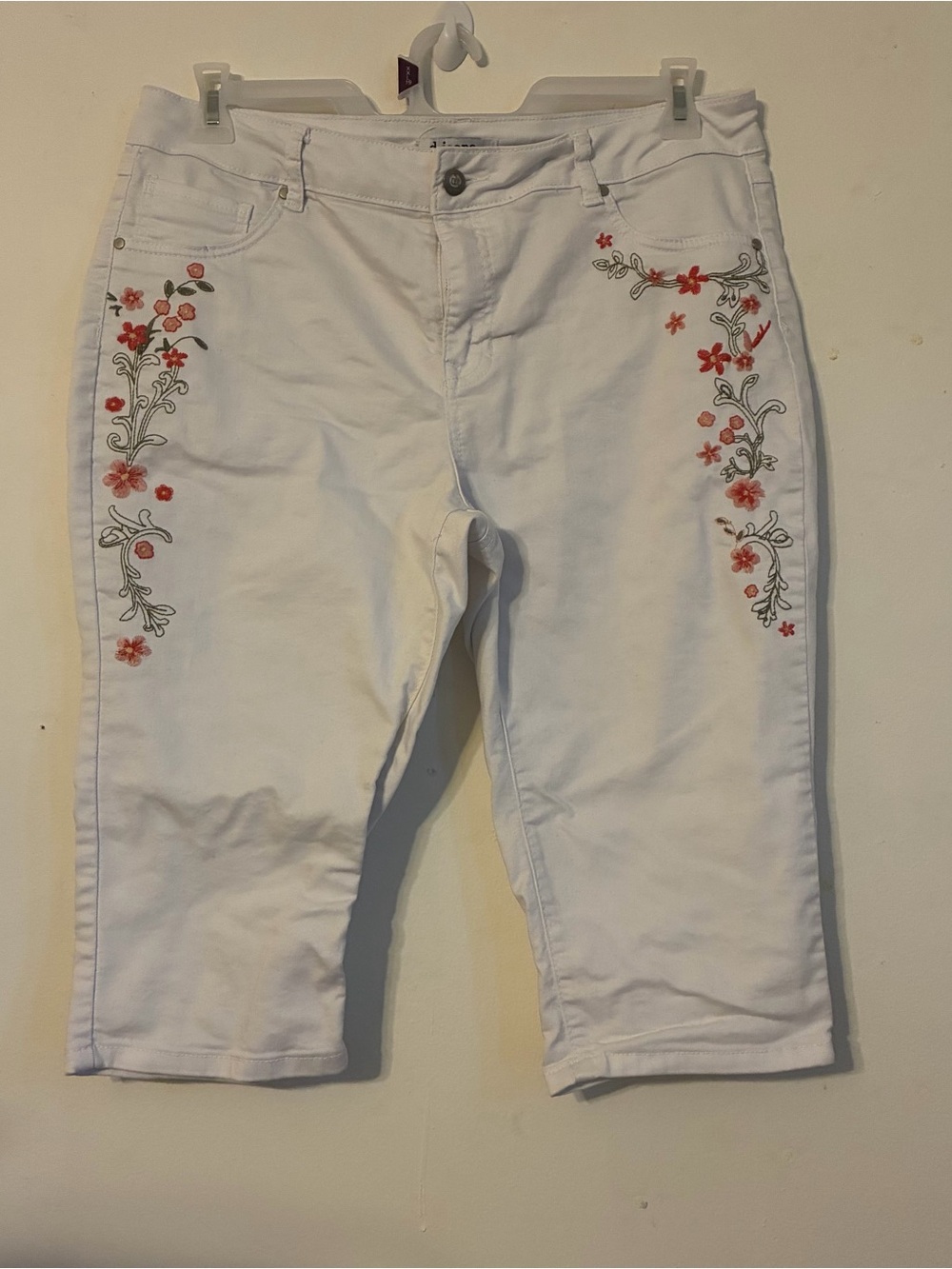 D.Jeans size 14P white 5 pocket button fly floral Embroidered Capri denim pants